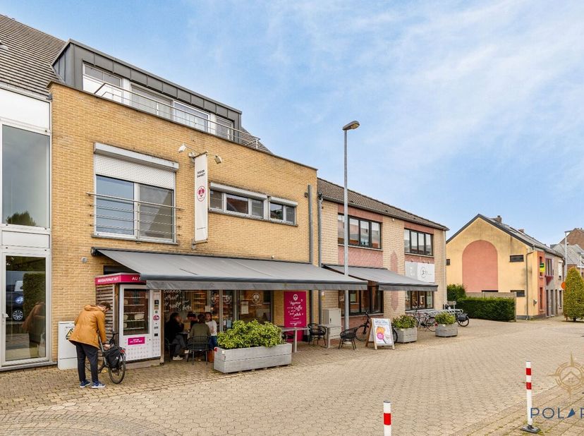 Deze uitstekend gelegen handelsruimte in de dorpskern van Herent biedt een unieke investeringskans. De ruimte is momenteel verhuurd en ingericht als b