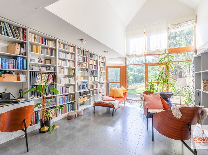 Deze charmante voormalige dokterswoning met vier slaapkamers&amp;nbsp;en bureauruimte is gelegen op een centrale en groene locatie te Lourdes, Oostakker.