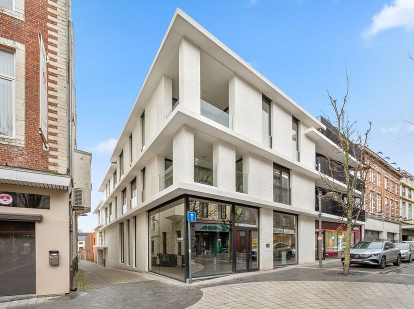 Dit prachtige appartement uit 2016 is gelegen in het centrum van Tienen en biedt alle comfort. Het appartement is gelegen op de eerste verdieping en b