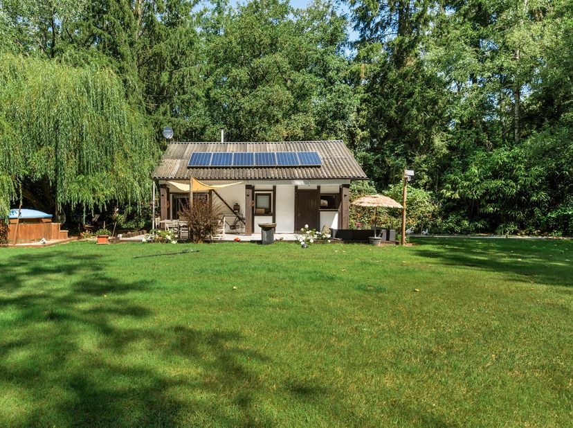 Charmant vakantieverblijf op prachtig perceel van 4.015 m² met vijver<br />
Locatie<br />
Dit charmante vakantieverblijf is rustig gelegen in een gr