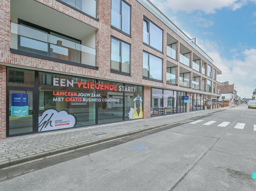 Ondernemen in het centrum van Desselgem, op een 15-tal minuten van Waregem en Kortrijk? Hier treffen we met deze ruime handelsruimte van 116 m² een id