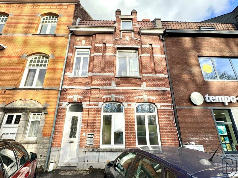 Goedgelegen VERGUNDE OPBRENGSTEIGENDOM bestaande uit een STUDIO en 3 APPARTEMENTEN. Allen verhuurd aan correcte huurders, en reglementair vergund (apa