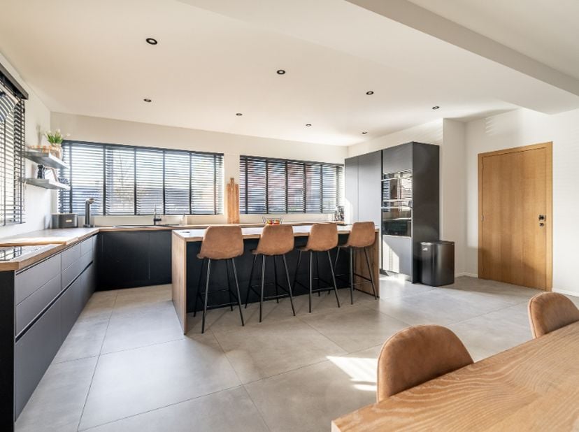 Op zoek naar een eigendom waar wonen en werken perfect gecombineerd kunnen worden?<br />
Deze deels halfopen, volledig gerenoveerde woning (2022) met