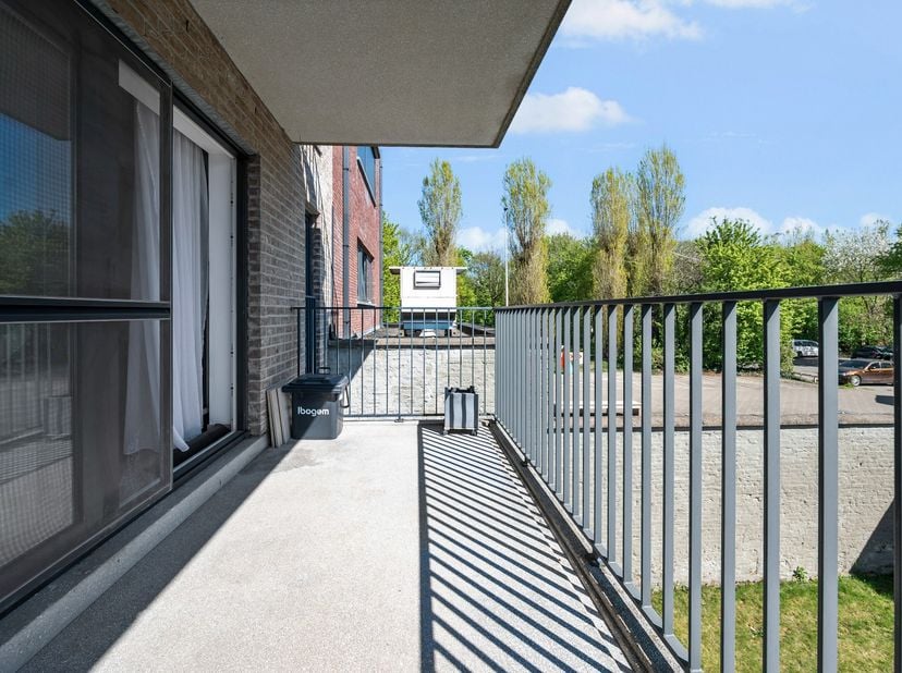 Ontdek dit hedendaags en architecturaal uitgewerkt appartement, gelegen op de eerste verdieping van een verzorgde residentie uit 2015 in Burcht, vlot