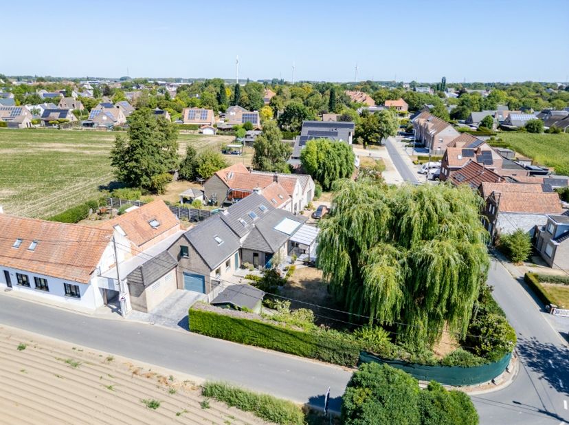 Bent u op zoek naar een ruime woning met veel leefruimte, een aangename indeling en een uitstekende energieprestatie?<br />
Dan is deze woning gelegen