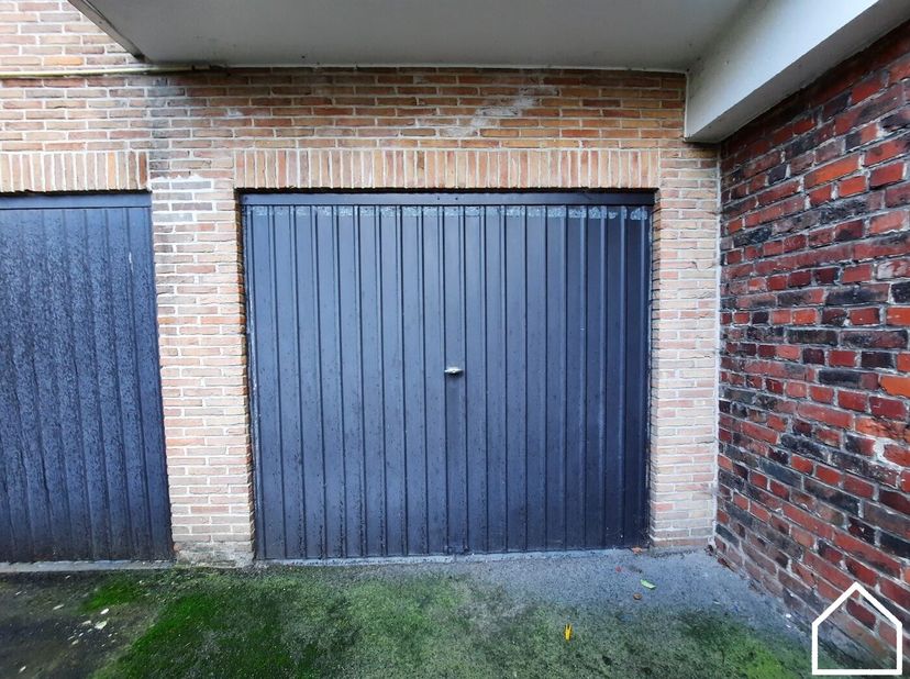 Op zoek naar een praktische garage aan de rand van Ieper? Deze garage biedt plaats voor één wagen en is ideaal als veilige parkeerplaats of extra opsl