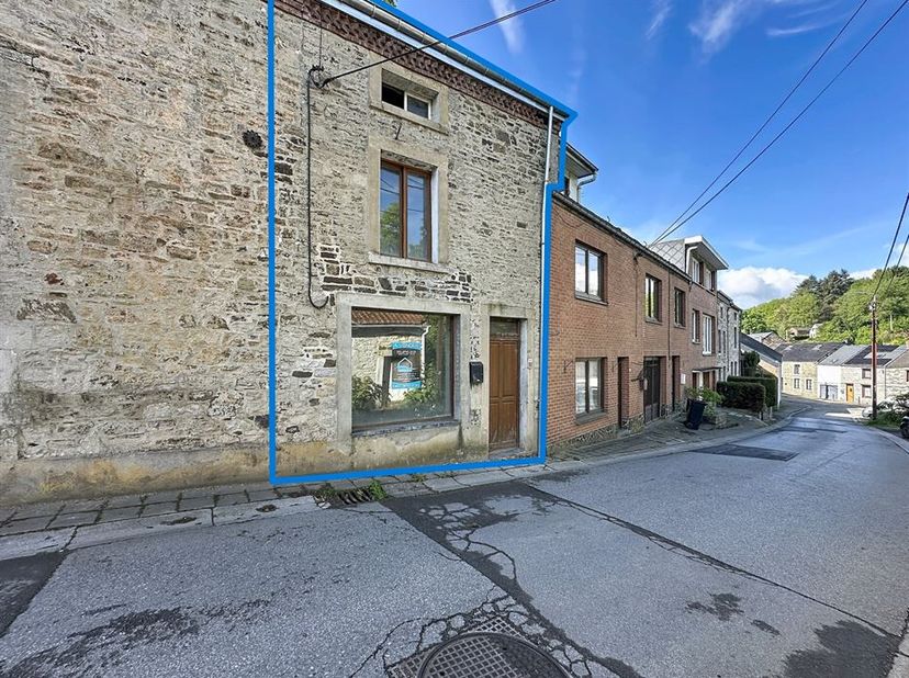 Belle opportunité située à Olloy-Sur-Viroin !!!<br />
Le bien est composé d'une superficie de +/- 30m2 au sol et laisse la possibilité d'aménager 2 ét