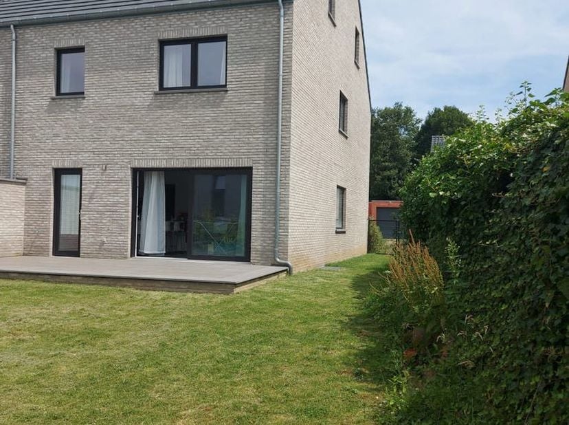 Prachtige villa,  gebouwd in 2020.  Deze villa biedt maar liefst 6 !!! slaapkamers alsook de woonkamer,  twee douchekamers, een open ingerichte keuken