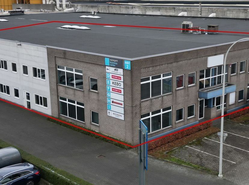 Kenmerken:<br />
-Magazijn: ca. 320m² met een vrije hoogte van 6 meter, geschikt voor opslag en logistieke activiteiten.<br />
-Kantoorruimte: ca. 380