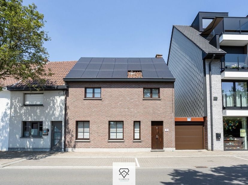 Op een rustige en aangename locatie in Evergem bevindt zich deze ruime halfopen bebouwing op een perceel van maar liefst 869 m². Met een bewoonbare op