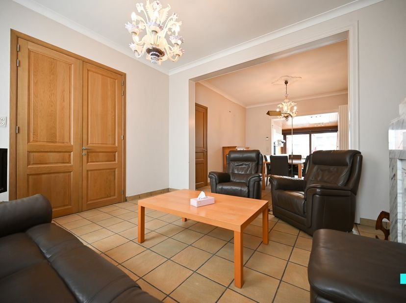 Deze charmante woning uit 1934 combineert authentieke uitstraling met een doorgedreven energetische renovatie. Indeling: Inkomhal, berging met doorgan