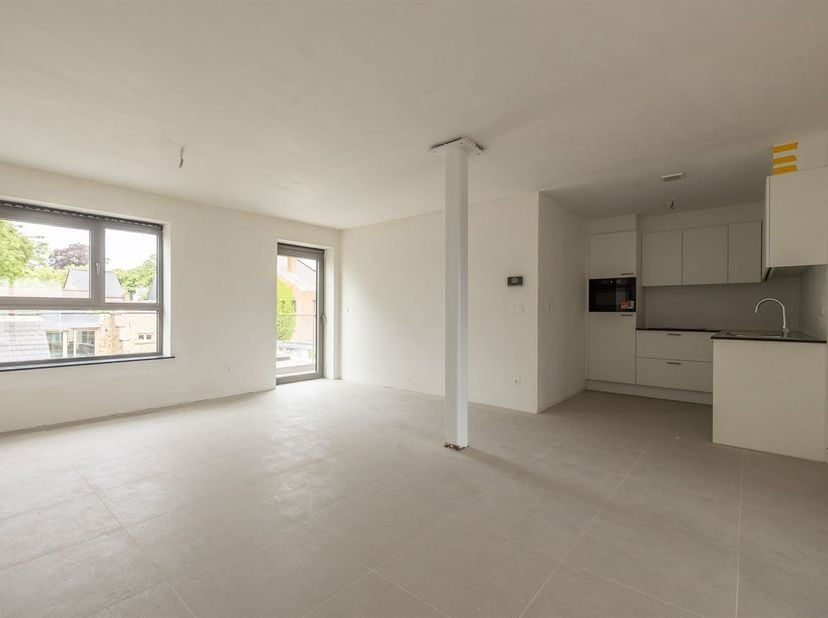 Cet appartement exceptionnel situé au deuxième étage bénéficie d'un emplacement de choix et d'un confort de vie haut de gamme. À distance de marche, v