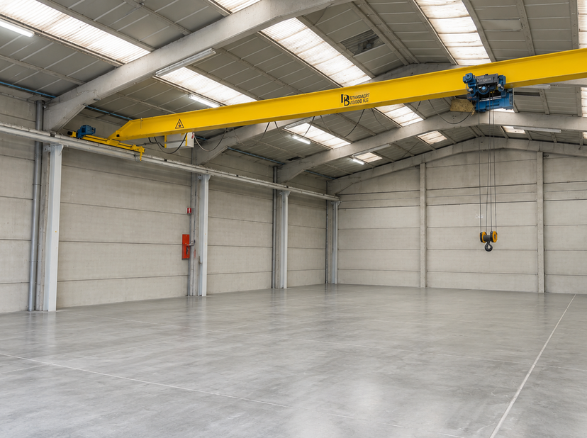 Op een vlot bereikbare locatie in Torhout bevindt zich deze ruime opslagloods van ca. 480 m². <br />
De loods is uitgerust met een rolbrug van 5 ton,
