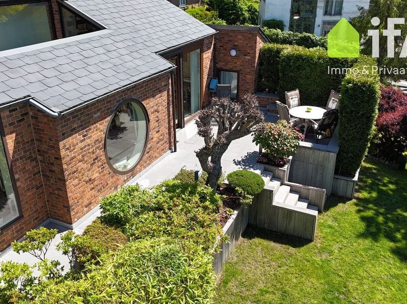 Charmante architectenvilla op toplocatie gelegen aan het meer van Genval met Zuidwest gericht perceel van 9a 19ca.<br />
<br />
Eerste verdiep (tuin