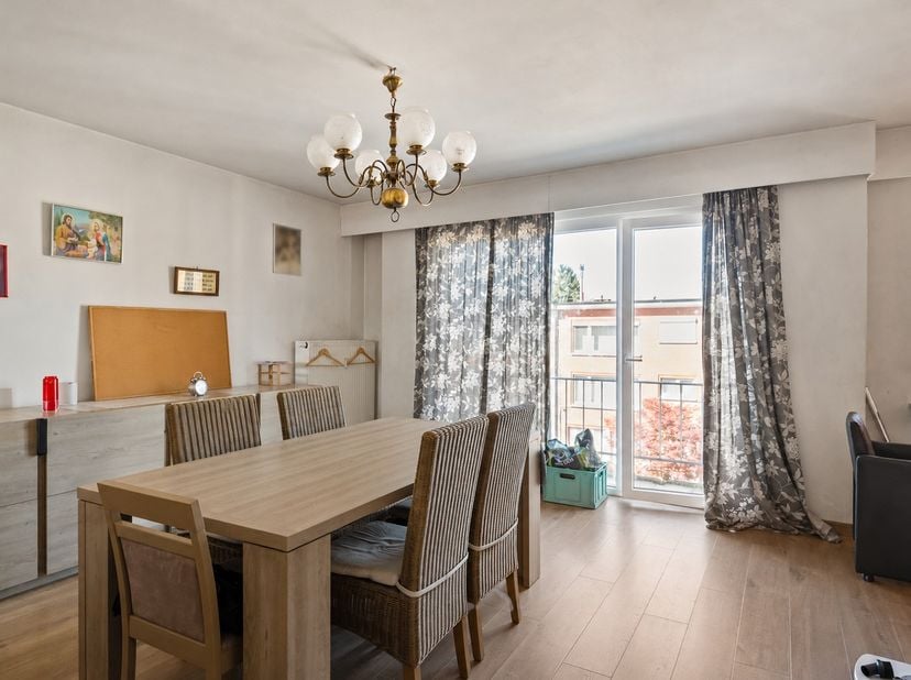 Op zoek naar een lichtrijk appartement op een rustige locatie in Deurne? Dit appartement bevindt zich op de tweede verdieping van een kleinschalig geb