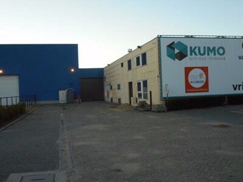 Deze zeer ruime opslagruimte (magazijn) heeft een oppervlakte van 195,79 m².<br />
Het gaat om overdekte en afgesloten Units in een gebouw waar men to