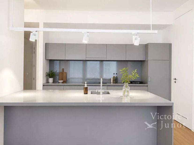 Présenté par Yanis Morsa : 0487 71 46 10 / yanis.morsa@victoire.be<br />
Victoire Junot vous propose à Ixelles, idéalement situé entre la place Flagey