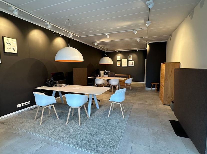 Propriété commerciale bien située à Heist-op-den-Berg<br />
Immeuble commercial à proximité du centre de Heist-op-den-Berg. La propriété a une superfi