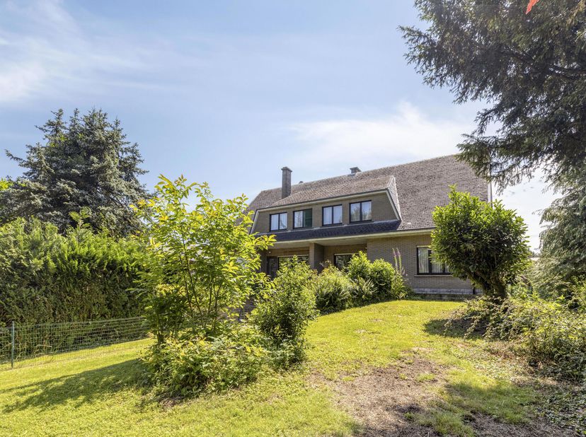 Ontdek deze uitzonderlijk ruime gezinswoning gelegen te Dilbeek, een locatie die rust, groen en een uitstekende bereikbaarheid op unieke wijze combine