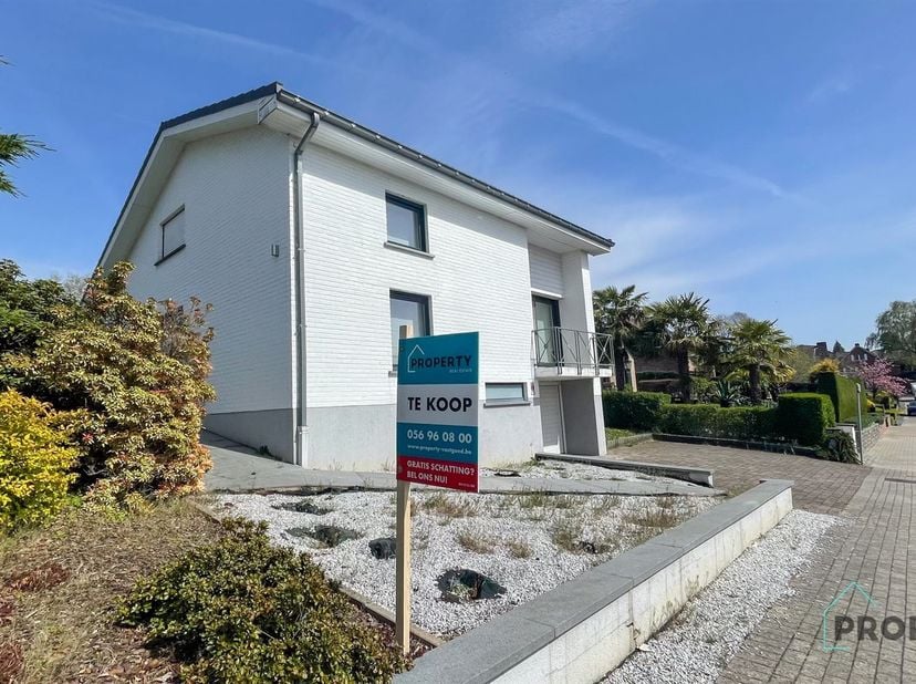 In deze zeer geheerde residentiële buurt in Dilbeek komen er zelden woningen te koop.  Deze mooie villa is daarom een uitzondering vanwege de ligging,