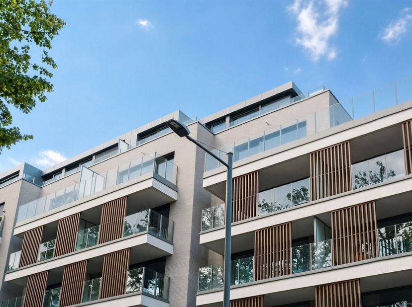 Victoire Junot stelt u een ruim penthouse met drie slaapkamers voor, verlengd door een prachtig en gunstig georiënteerd terras (Zuid/Zuid-West), met u