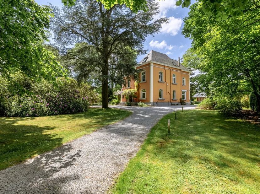 Christie's biedt u deze luxe villa te huur aan, gelegen in een groene omgeving, dicht bij alle voorzieningen: bus, (internationale) scholen, winkels e