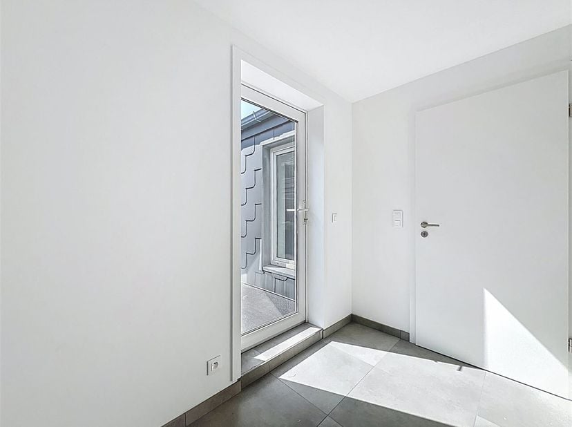 Dit nieuwe appartement ligt vlak bij alle voorzieningen (winkels, openbaar vervoer, scholen, enz.) en wordt te huur aangeboden.<br />
Deze woning best