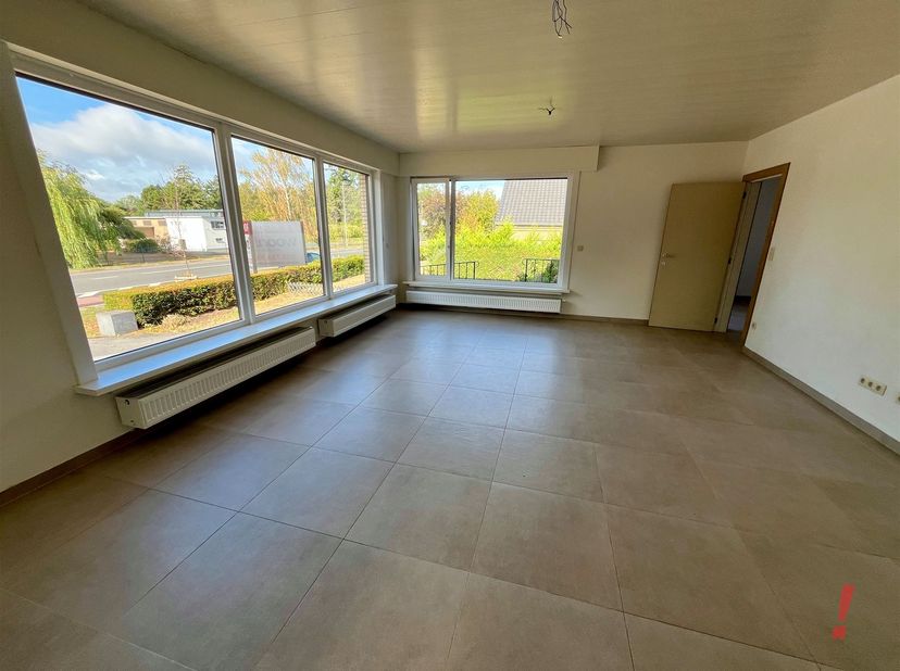 Recent gerenoveerde woning met een terreinoppervlakte van 1074 m2. DIt pand omvat een inkomhal met gastentoilet, woonkamer met electrische rolluiken,