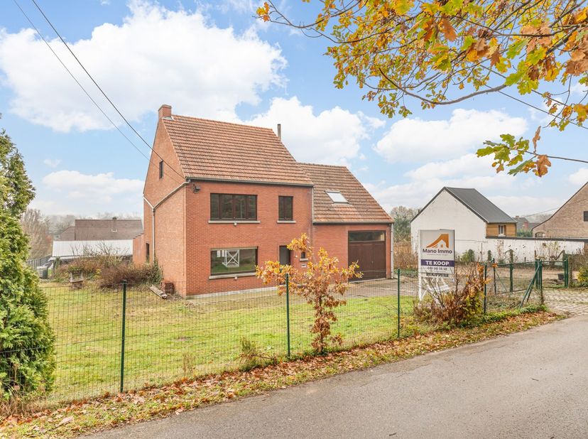 Gelegen in een rustige en groene omgeving van Averbode vinden we deze vrijstaande woning op een royaal perceel van 1.485 m².<br />
<br />
De woning vr