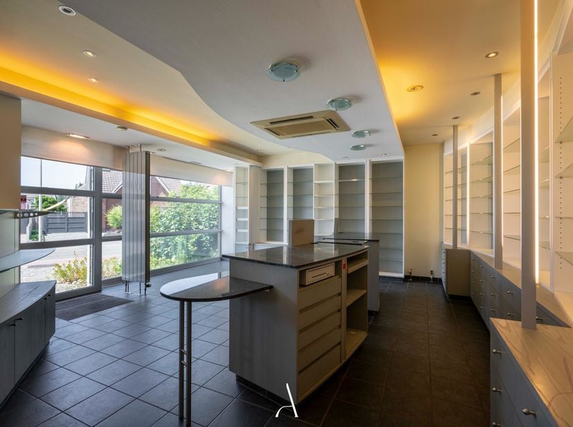 Dit vrijstaande handelshuis is gelegen op een perceel van 1.201 m² in het centrum van Molenbeersel en combineert een voormalige handelsruimte met een