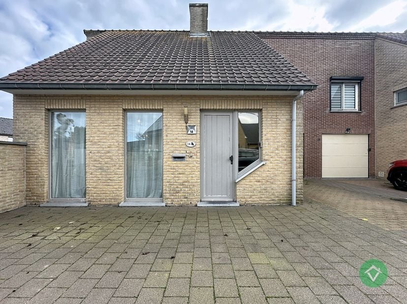 In een rustige, kindvriendelijke woonwijk, gelegen in een doodlopende straat nabij het centrum van Leke, vindt u deze statige en uitstekend onderhoude