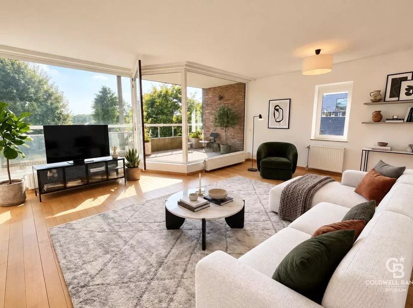Licht appartement met drie gevels van ca. 95 m², gelegen op de 3e verdieping van 4. Het bestaat uit een hal, woon-/eetkamer (ca. 33 m²), aparte ingeri