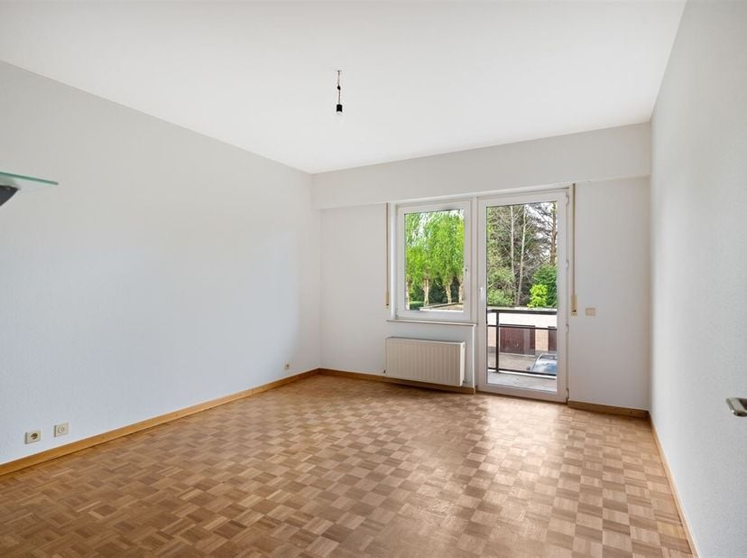 Openhuizendag op zaterdag 13 juni van 14u00-15u00<br />
Ligging: Het appartement is centraal gelegen te Berchem en van hieruit kan men zowel te voet a