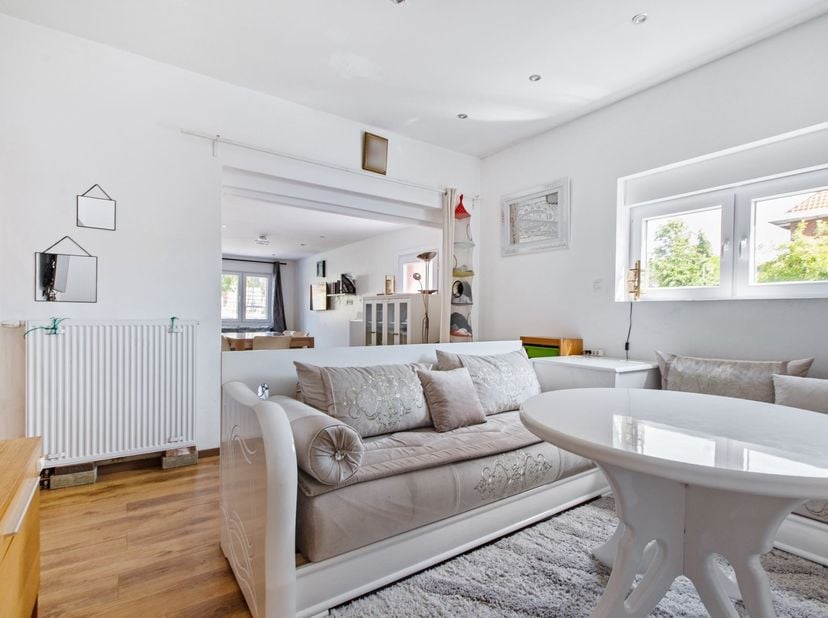 Située le long de la Grote Baan à Houthalen, cette maison bénéficie d'un emplacement exceptionnel, avec un accès facile aux centres-villes environnant