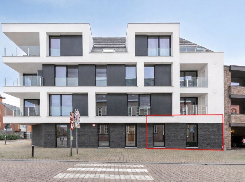 Modern gelijkvloers appartement met 2 slaapkamers in een kleinschalige residentie te Pittem.<br />
Dit hedendaagse appartement is ideaal gelegen op wa