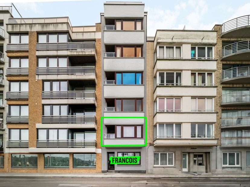 Te midden in de Belle-Epoquewijk vinden we dit appartement met fenomenaal zicht terug, pal achter de Zeedijk te Oostende. Vanuit het pand heeft u een