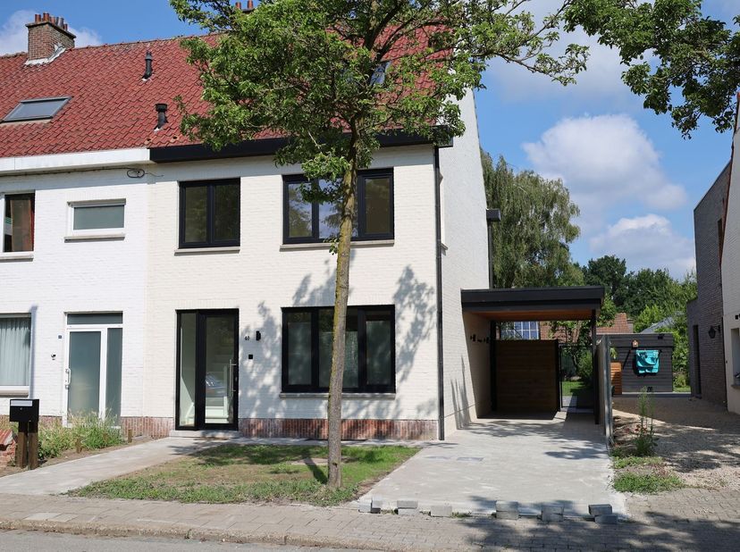 Magnifique maison située à proximité du centre de Kalmthout, comprenant 3 chambres spacieuses <br />
<br />
Situation :<br />
La maison est située da