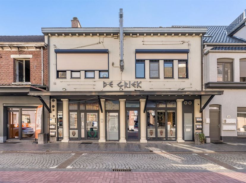 Uniek vastgoedcomplex met 2 aankoopmogelijkheden in hartje Maasmechelen<br />
Omgeving<br />
Op een topligging in Maasmechelen, midden in de bekende K
