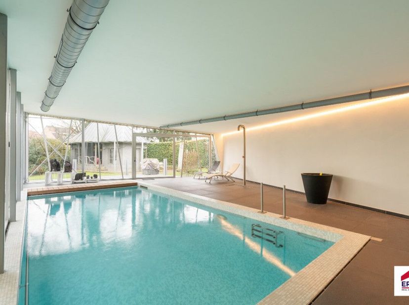 Te koop: gerenoveerde open bebouwing in Berchem-Sainte-Agathe, op een zuidgericht perceel van 14a79ca.Deze luxevilla uit 1965 werd volledig vernieuwd