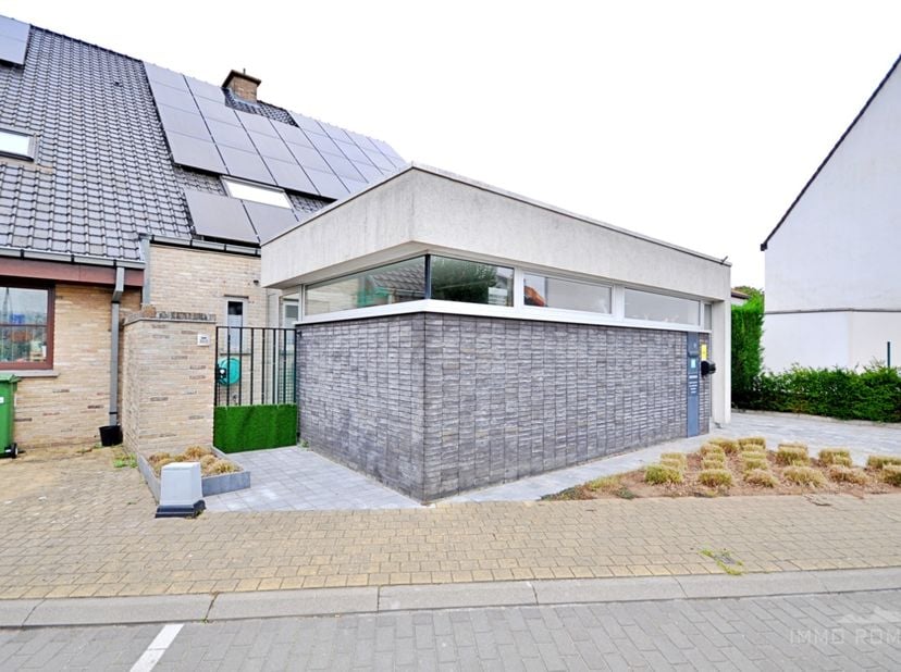 Construction semi-ouverte offrant de nombreuses possibilités à Kluisbergen ! Bien située, à proximité de nombreux commerces locaux, écoles et transpor