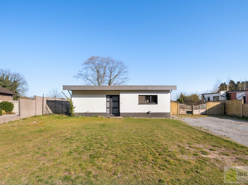IDEALIS VASTGOED - CHARMANTE INSTAPKLARE GEZINSWONING MET EEN LICHTRIJKE LEEFRUIMTE, MODERNE OPEN KEUKEN MET KOOKEILAND, 3 RUIME SLAAPKAMERS EN BADKAM