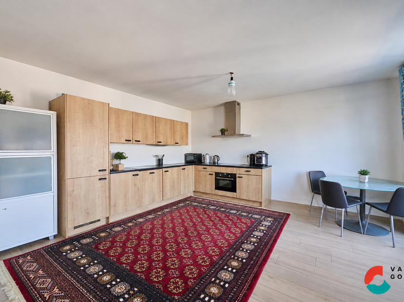 Ruim 3-slaapkamerappartement met groot terras, garagebox en polyvalente handelsruimte<br />
Bent u op zoek naar een ruim appartement met drie slaapkam