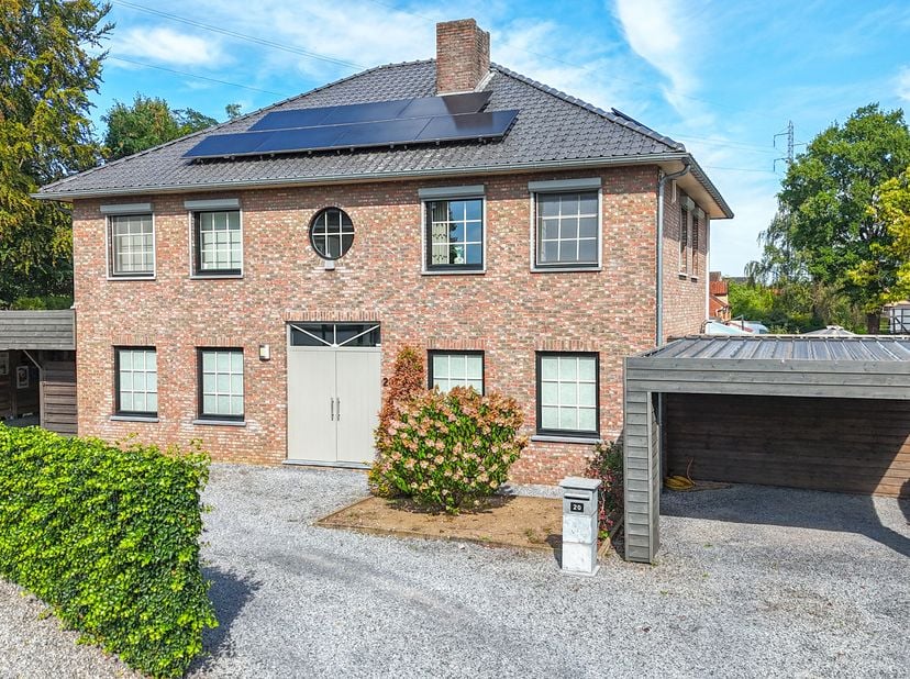 Kom deze prachtige woning vrijblijvend ontdekken tijdens onze opendeurdag.<br />
Zaterdag 5 september van 10u tot 12u.<br />
Deze ruime woning werd vo