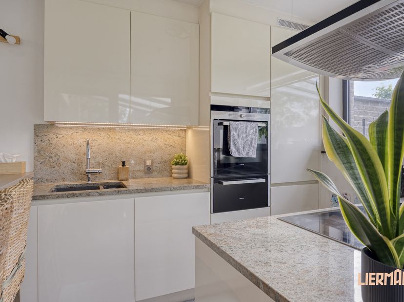 Deze ruime, volledig instapklare woning combineert een uitstekende ligging met comfortabel wonen. Gelegen in een rustige en aangename residentiële buu
