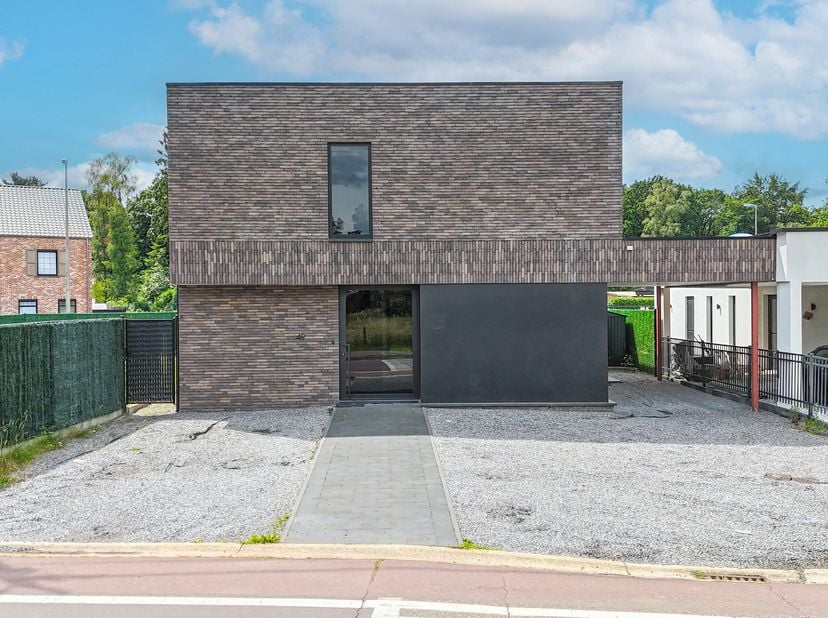 Bij ImmoFusion 7/7 “open huis” : klik op onze 3D-TOUR.<br />
Ervaar vastgoed alsof je er zelf doorloopt!<br />
Deze prachtige vrijstaande villa, gebou