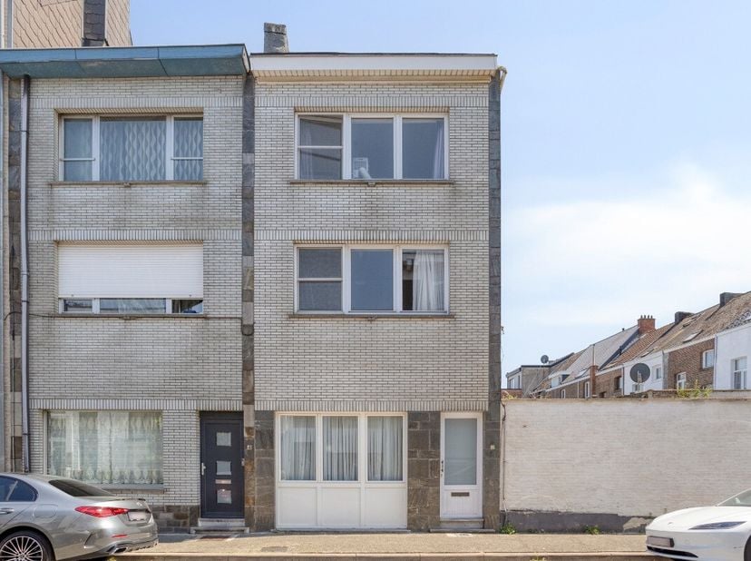 Charmante gesloten bebouwing in een rustige straat vlakbij het centrum van Mechelen. Deze woning combineert een centrale ligging met een aangename woo