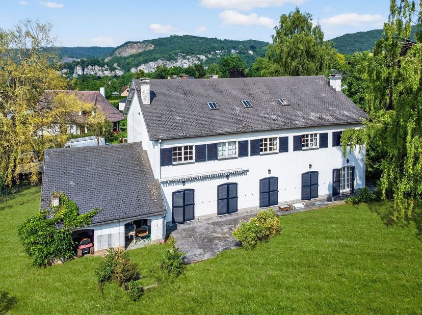 PROFONDEVILLE, dans un cadre calme, superbe VILLA (7ch+Bureau/2SDB) construite en 1971 sur une jolie parcelle de 30,94 ares. La villa est aujourdhui é