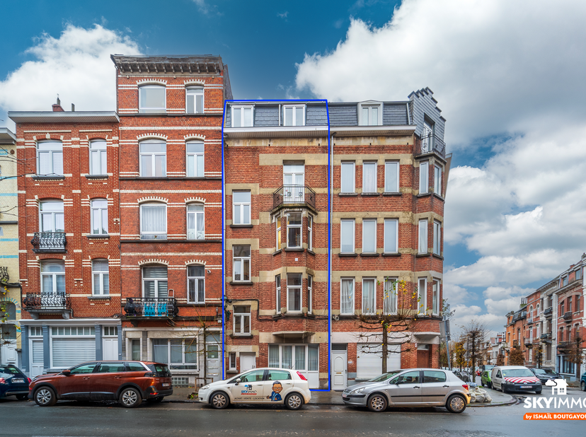 L’agence SKYIMMO Bruxelles vous présente cet immeuble de rapport idéal pour investisseur, composé exclusivement de quatre appartements, situé dans une