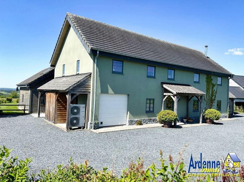 Gîte: pour 4 pers. hall d'entrée, cuisine équipée (four, frigo micro-ondes, taques, lave-vaisselle, hotte ), living, 2 chambres, 1 salle de bain (baig