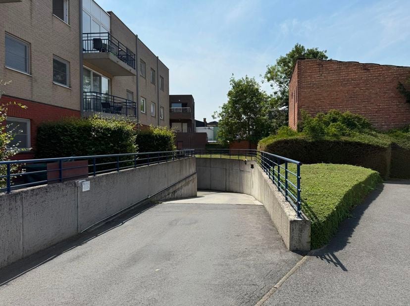 Veilige en vlot bereikbare autostaanplaats te huur in een afgesloten ondergrondse garage aan de Noendries 63, 9000 Gent.<br />
Afmetingen: 5 m x 3 m<b
